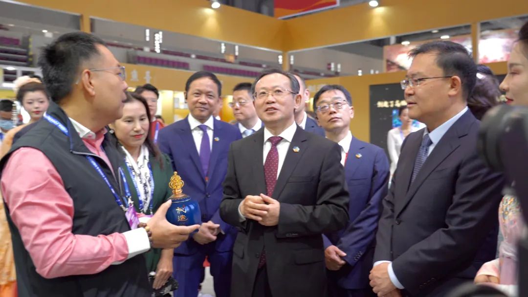 jinnianhui今年会白酒品牌矩阵亮相糖酒会,深圳市副市长王守睿莅临参观指导